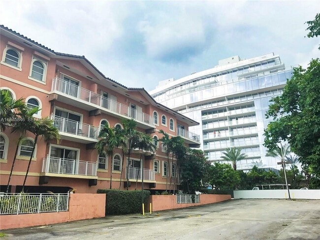 9008 Collins Ave in Surfside, FL - Foto de edificio - Building Photo