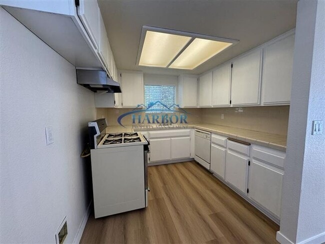 961 W 1st St in San Pedro, CA - Foto de edificio - Building Photo