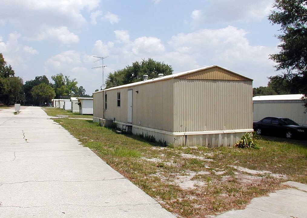 Oak Meadow Mobile Home Park in Lakeland, FL - Building Photo