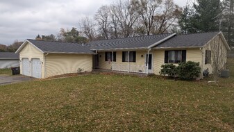 538 4 Mile Rd NW in Comstock Park, MI - Building Photo