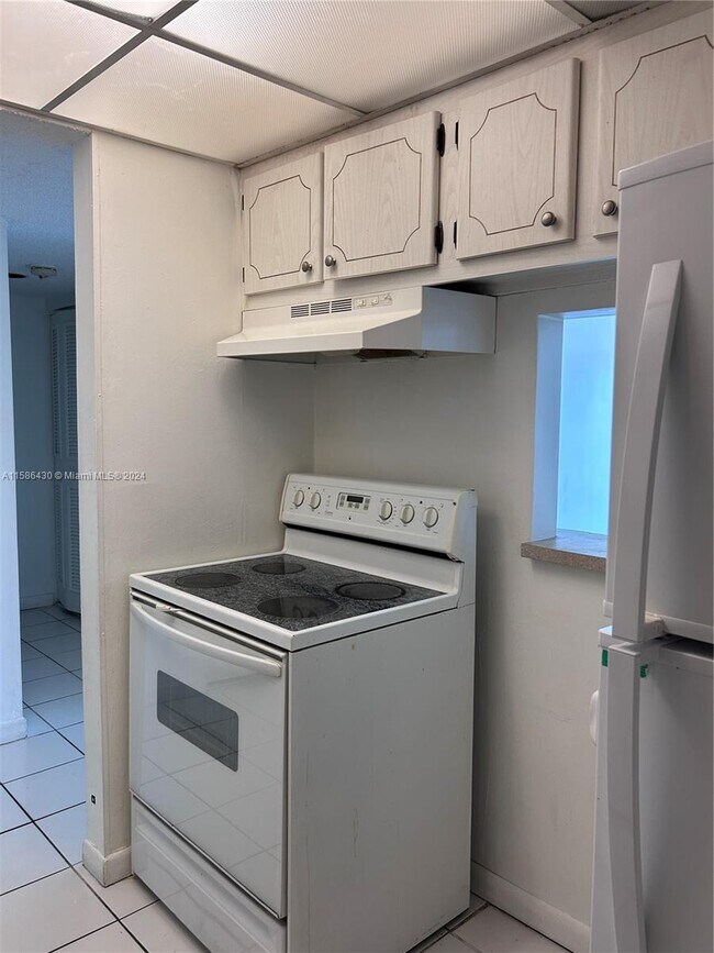 14501 N Kendall Dr, Unit 408H in Miami, FL - Building Photo - Building Photo