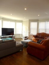 32 Guild St, Unit 1 in Boston, MA - Foto de edificio - Building Photo