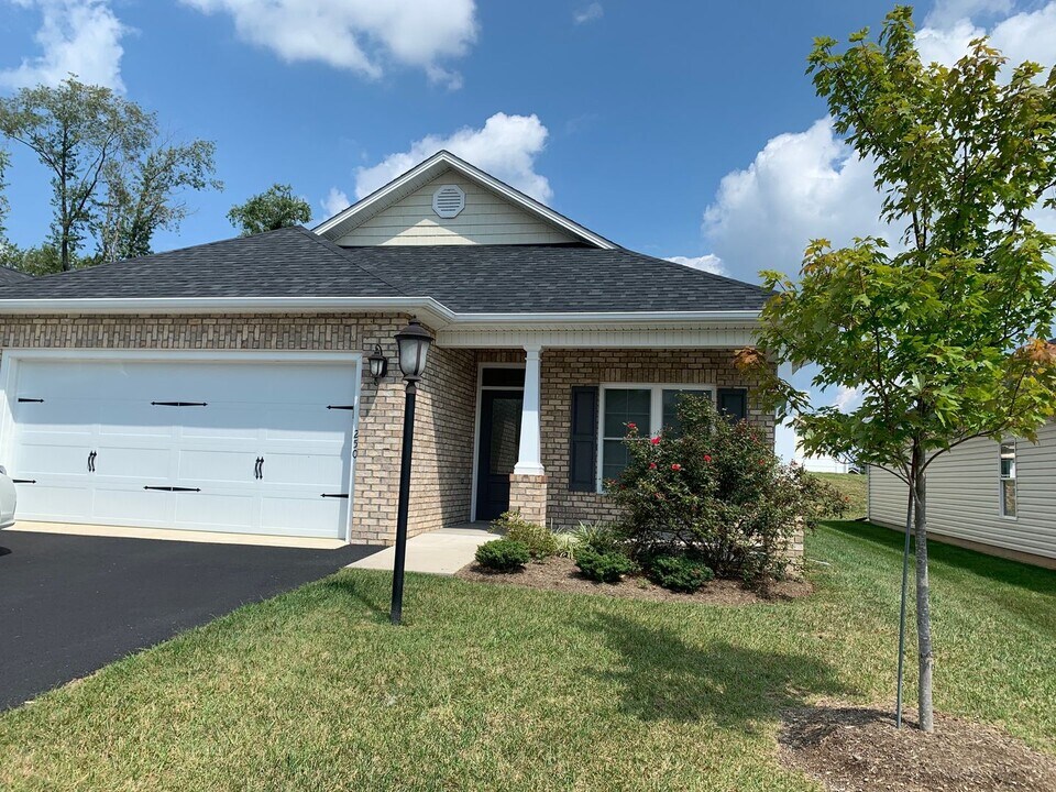 250 Wynwood Cir NW in Christiansburg, VA - Building Photo