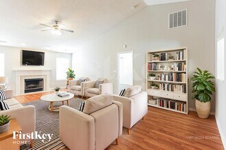 15572 Dry Creek Rd in Noblesville, IN - Foto de edificio - Building Photo