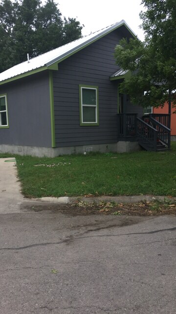 1017 Fir Ln in Lockhart, TX - Building Photo - Building Photo