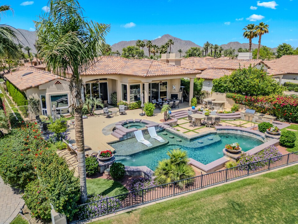 49568 Vía Conquistador in La Quinta, CA - Foto de edificio