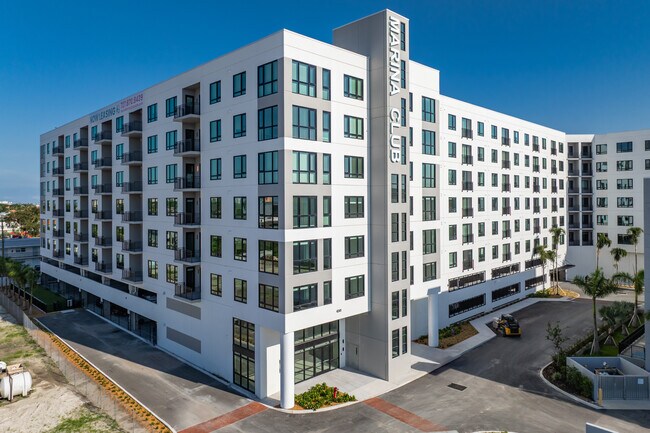 Marina Club Apartment homes in St. Petersburg, FL - Foto de edificio - Building Photo