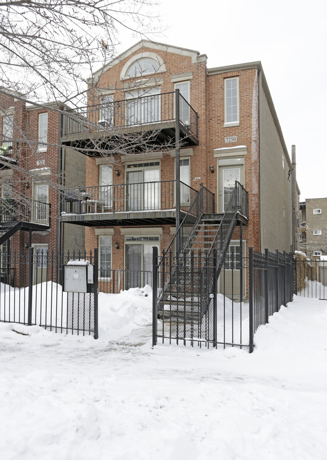 7250 Bennett Ave S in Chicago, IL - Foto de edificio - Building Photo