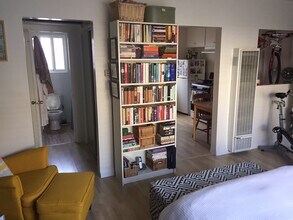 110 Brooks Ave, Unit 2 in Venice, CA - Building Photo - Building Photo