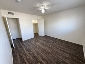 2230 Dolly Ln, Unit B in Las Vegas, NV - Foto de edificio - Building Photo