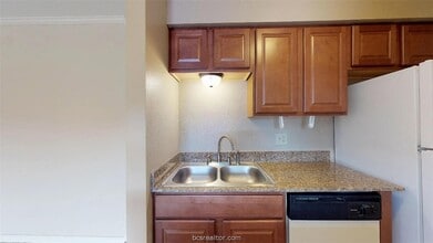 904 University Oaks Blvd, Unit 22 in College Station, TX - Building Photo - Building Photo