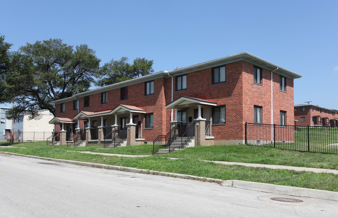 Wayne Miner Court in Kansas City, MO - Foto de edificio