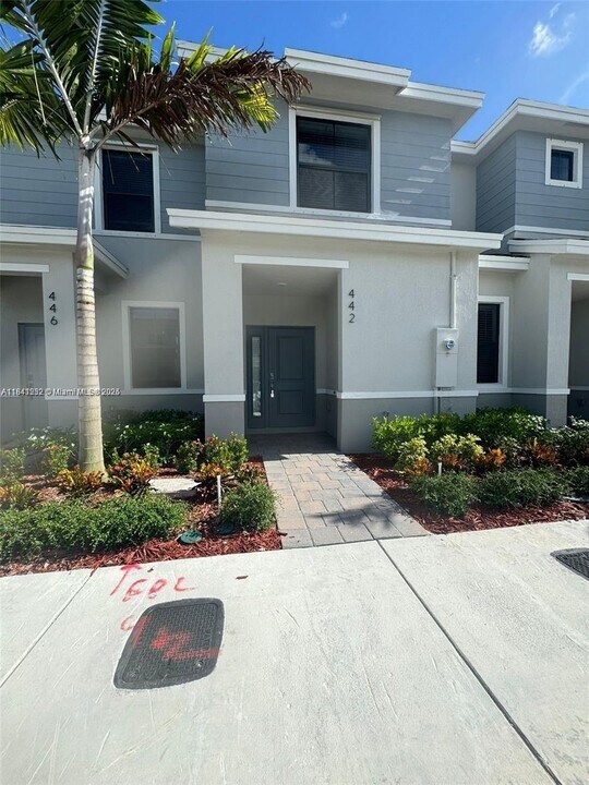 442 NE 12th St in Florida City, FL - Building Photo