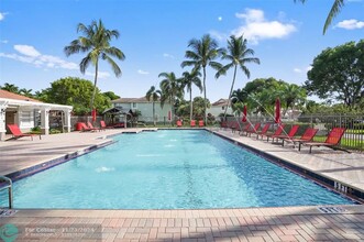 3765 San Simeon Cir in Weston, FL - Foto de edificio - Building Photo