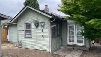 112 Wells Ave S, Unit UnitB in Renton, WA - Building Photo