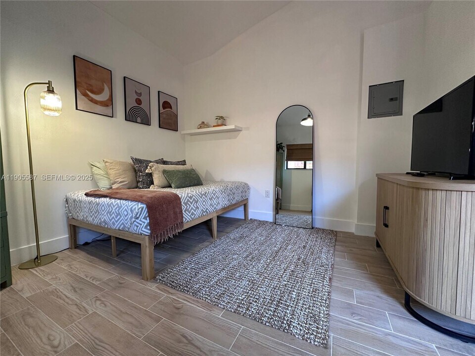 52 NW 68th St in Miami, FL - Building Photo