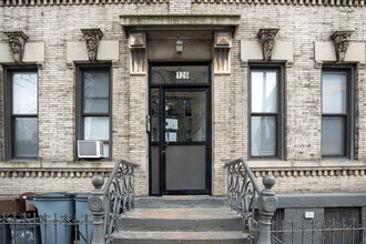 126 Engert Ave in Brooklyn, NY - Building Photo - Building Photo