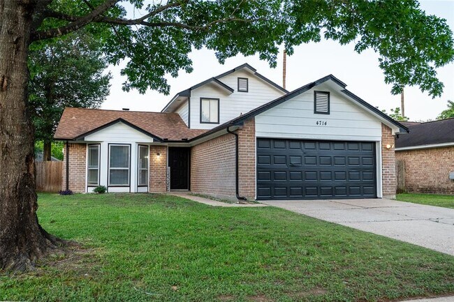 4714 Glenvillage St in Houston, TX - Building Photo - Building Photo