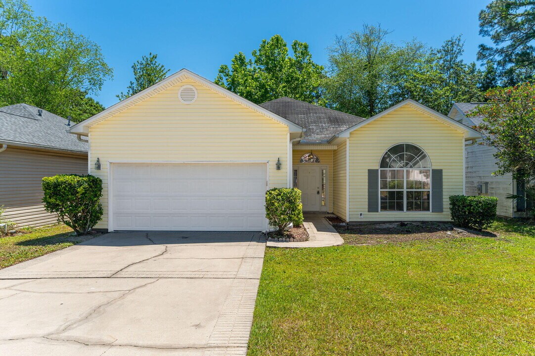 1697 Glenwood Ct in Niceville, FL - Building Photo