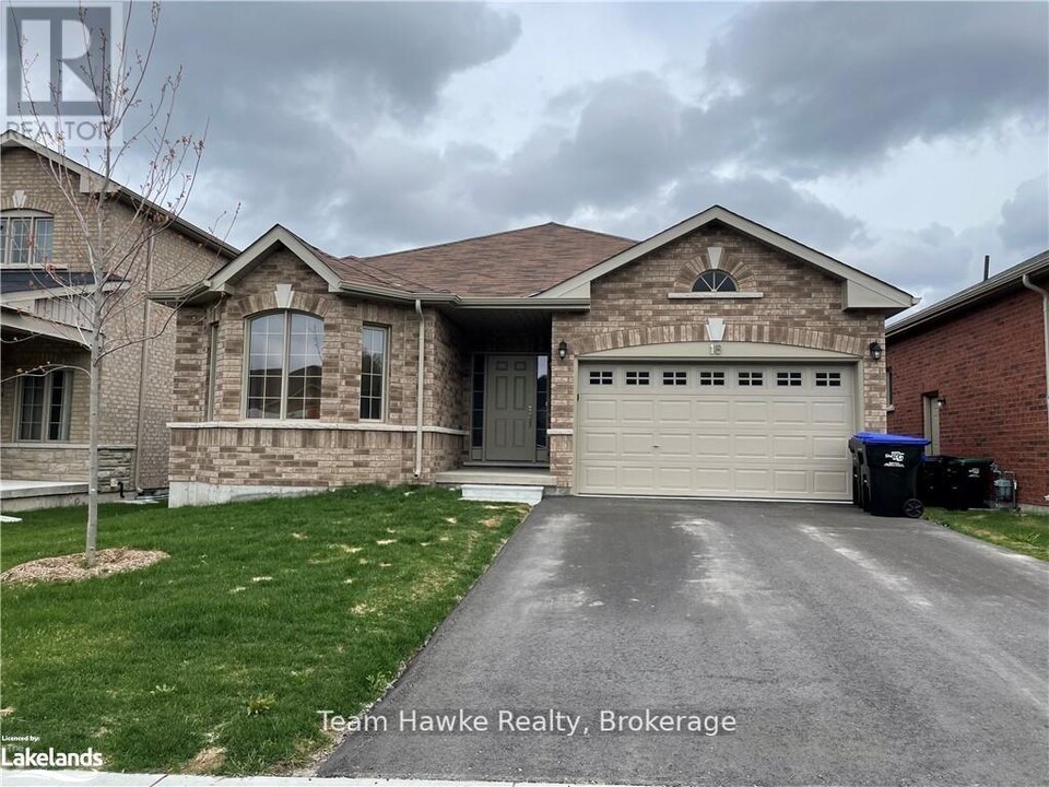 18 Hewson St in Penetanguishene, ON - Building Photo