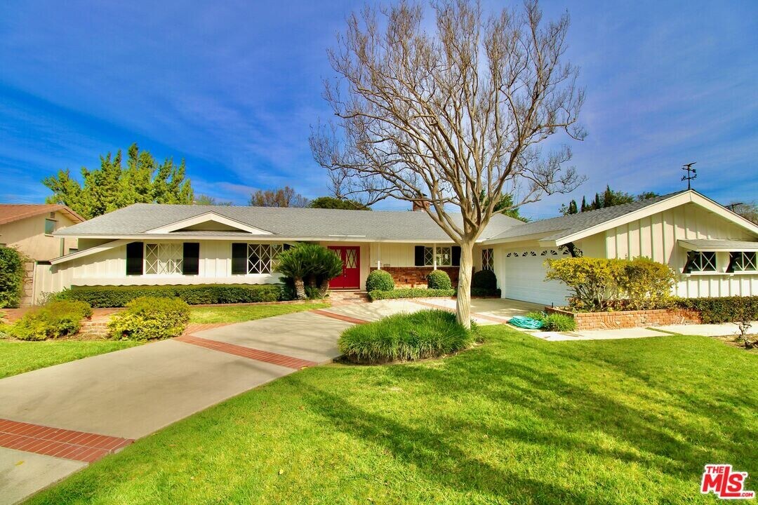 23431 Clarendon St in Los Angeles, CA - Building Photo
