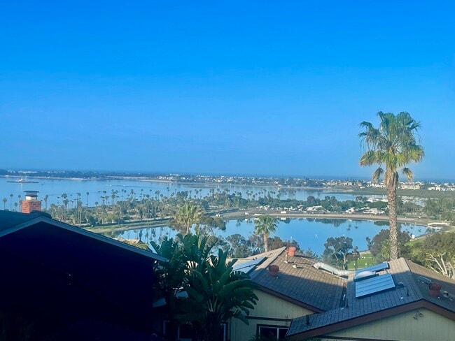 3306 Lloyd St in San Diego, CA - Foto de edificio - Building Photo