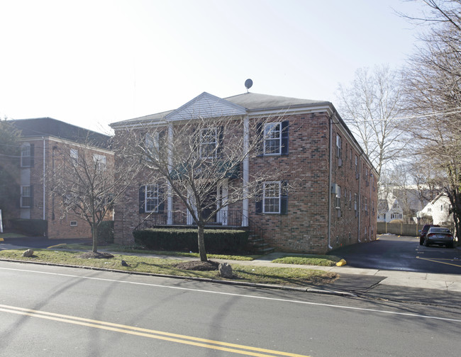 Courtland Glen Cooperative Apartments in Stamford, CT - Building Photo - Building Photo