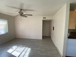 2302 Greenwood St in Deltona, FL - Foto de edificio - Building Photo
