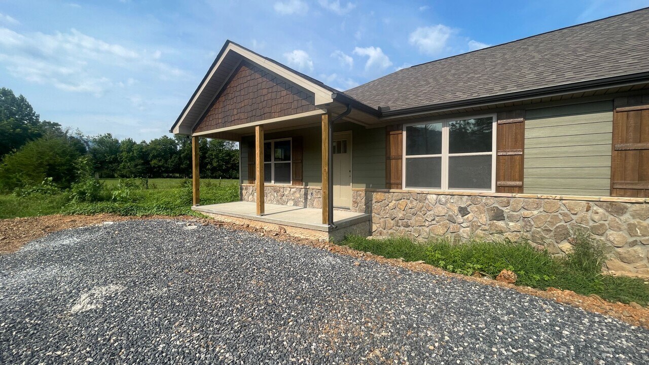 3883 Holders Grove Rd in Cosby, TN - Building Photo