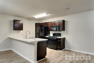 9727 Marbach Hl in San Antonio, TX - Foto de edificio - Building Photo