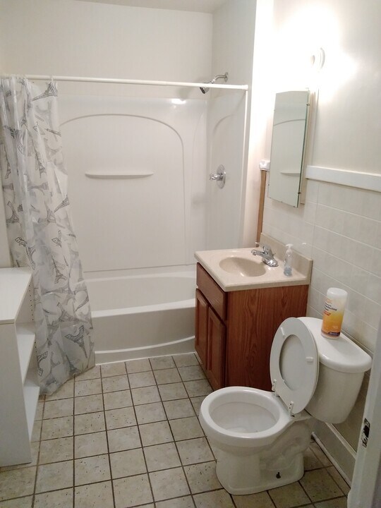 1822 N Main St, Unit Upper in Racine, WI - Foto de edificio