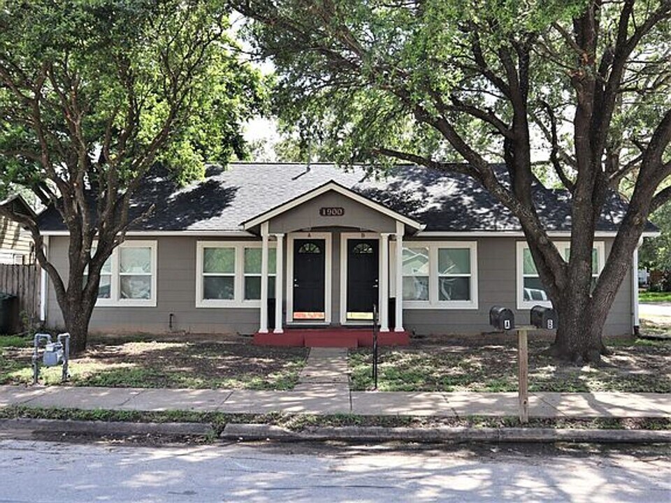 August Move In! Updated 1 bed/1 bath in Br in Bryan, TX - Building Photo