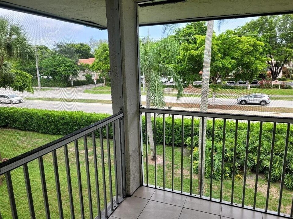 3000 Riverside Dr in Coral Springs, FL - Building Photo