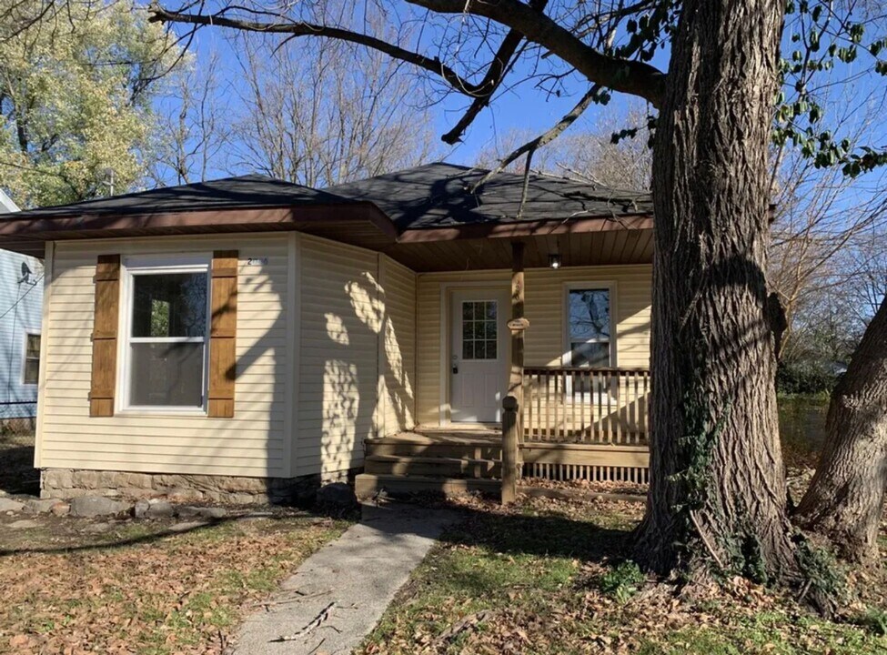 2046 N Campbell Ave in Springfield, MO - Building Photo