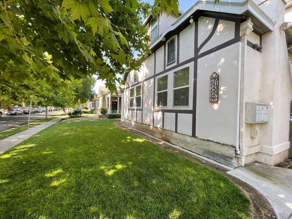 139 N College Ave in Fresno, CA - Building Photo