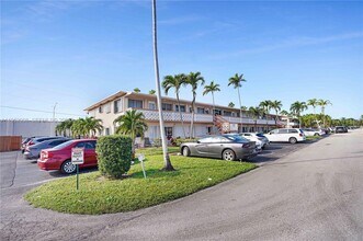 900 SW 11th Ave in Hallandale Beach, FL - Building Photo - Building Photo