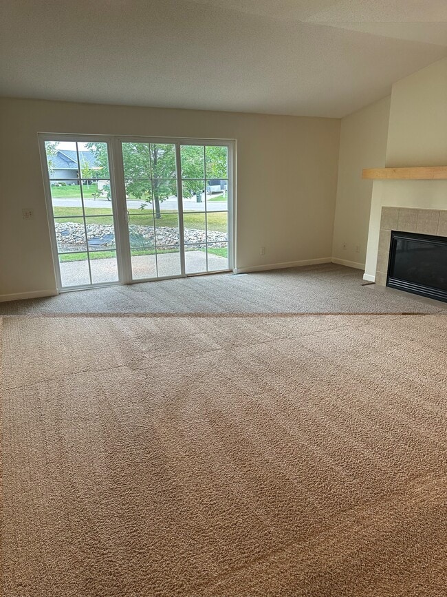 1729 Emerald Trl SE in Willmar, MN - Foto de edificio - Building Photo