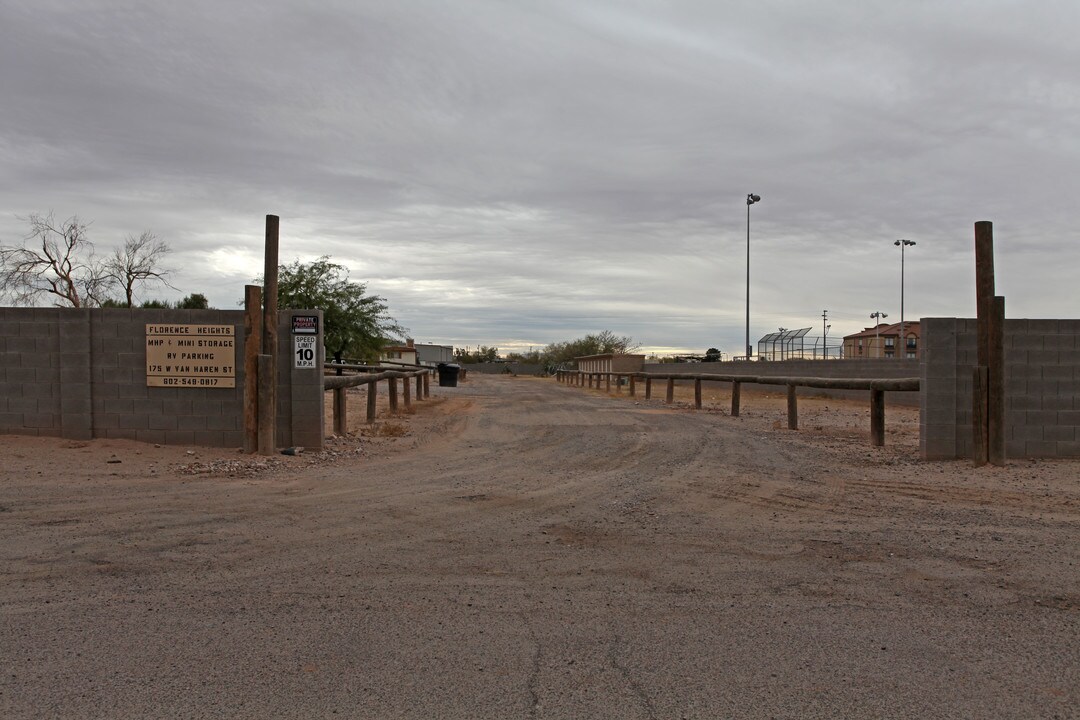 175 W Van Haren Ave in Florence, AZ - Foto de edificio