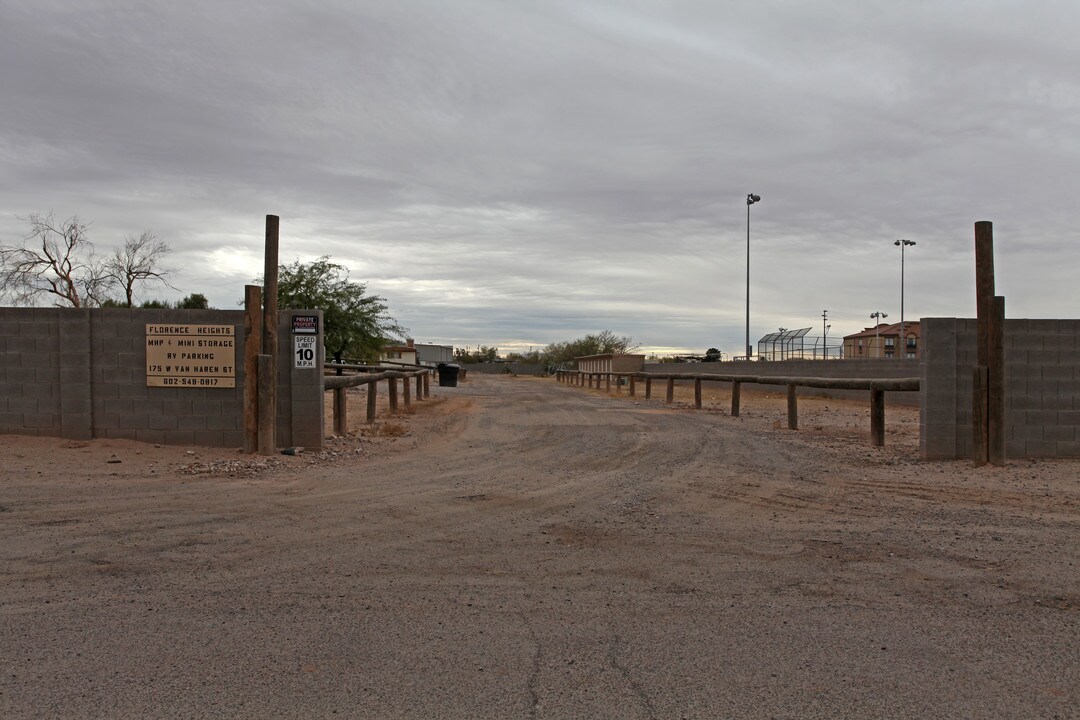 175 W Van Haren Ave in Florence, AZ - Building Photo