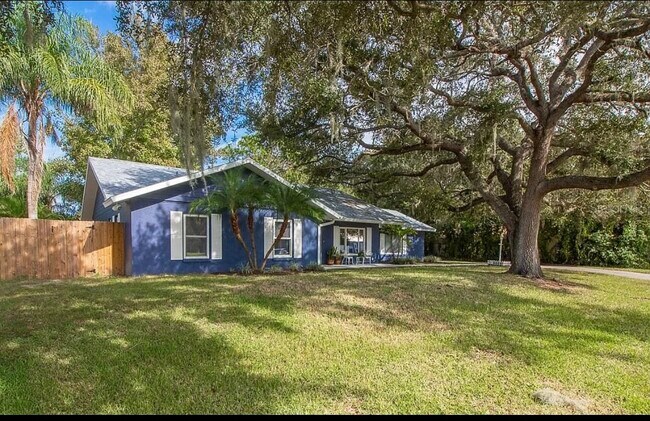 property at 1953 Rolling Green Cir