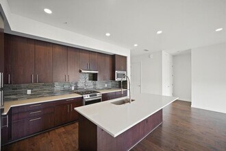 4820 Caroline St in Houston, TX - Building Photo - Building Photo