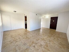 5447 Retablo Ave, Unit 4 in Las Vegas, NV - Building Photo - Building Photo