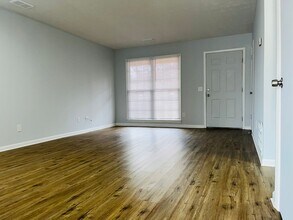 104 Peachtree Ct in Lagrange, GA - Foto de edificio - Building Photo