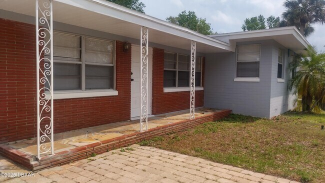 525 Tarragona Way in Daytona Beach, FL - Building Photo - Building Photo