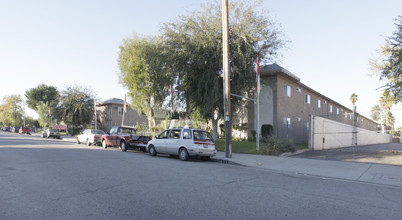 Royal Gardens I in North Hollywood, CA - Building Photo - Building Photo