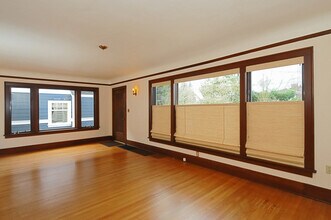 8334 32nd Ave NW in Seattle, WA - Building Photo - Building Photo