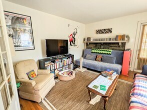 920 E Railroad Ave, Unit A in Bryn Mawr, PA - Foto de edificio - Building Photo