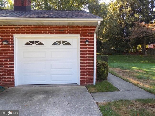 property at 1413 Cherokee Ln