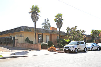 Patrician Apartments in Fresno, CA - Foto de edificio - Building Photo