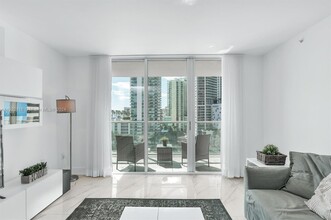1155 Brickell Bay Dr in Miami, FL - Foto de edificio - Building Photo